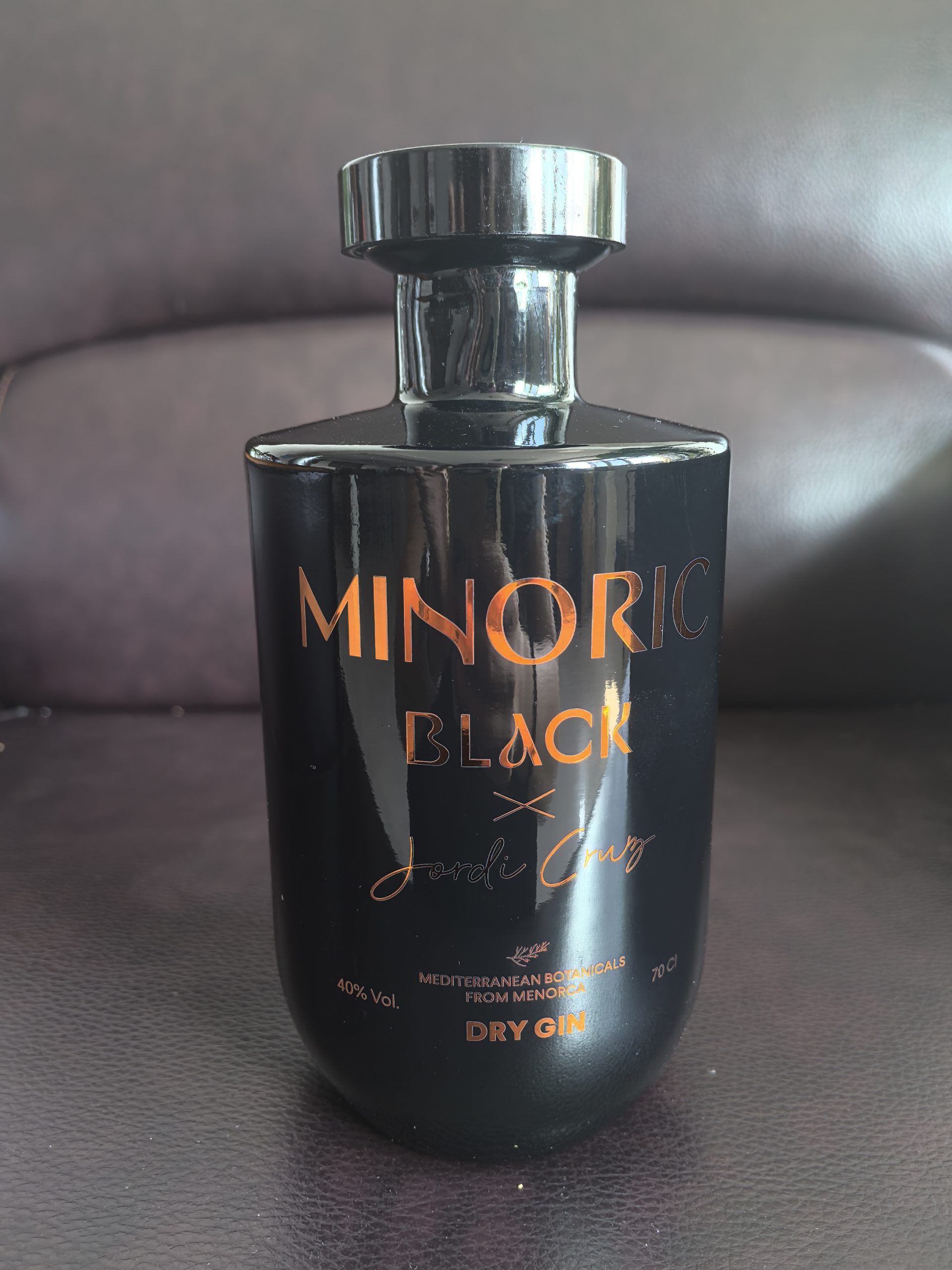 Black Minoric Black Jordi Cruz dry gin bottle with a reflective metallic cap and front label showing 40% Vol. and 70 cl.
